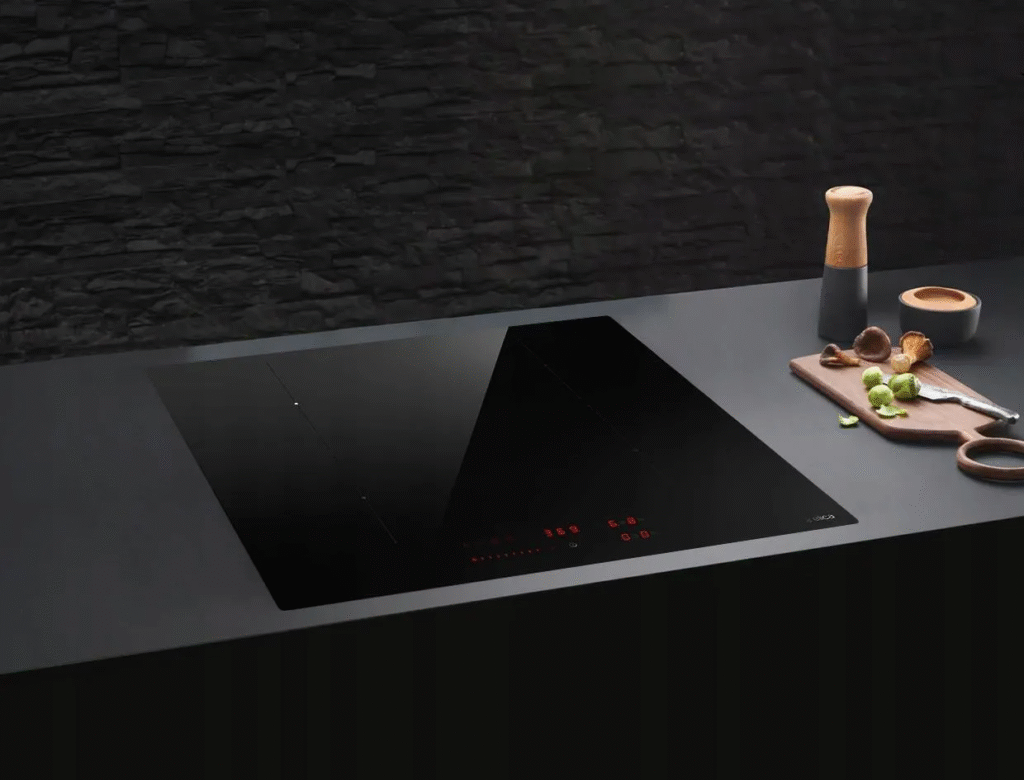 Płyta indukcyjna Elica Ratio Connex 604 Plus na blacie w nowoczesnej kuchni