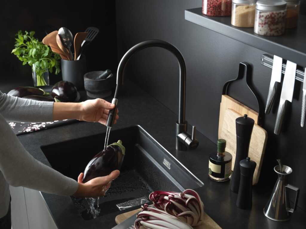 Czarny zlewozmywak podwieszany granitowy Franke Kanon KNG 110-52 Onyx zamontowany w nowoczesnej kuchni z czarnym blatem kwarcowym